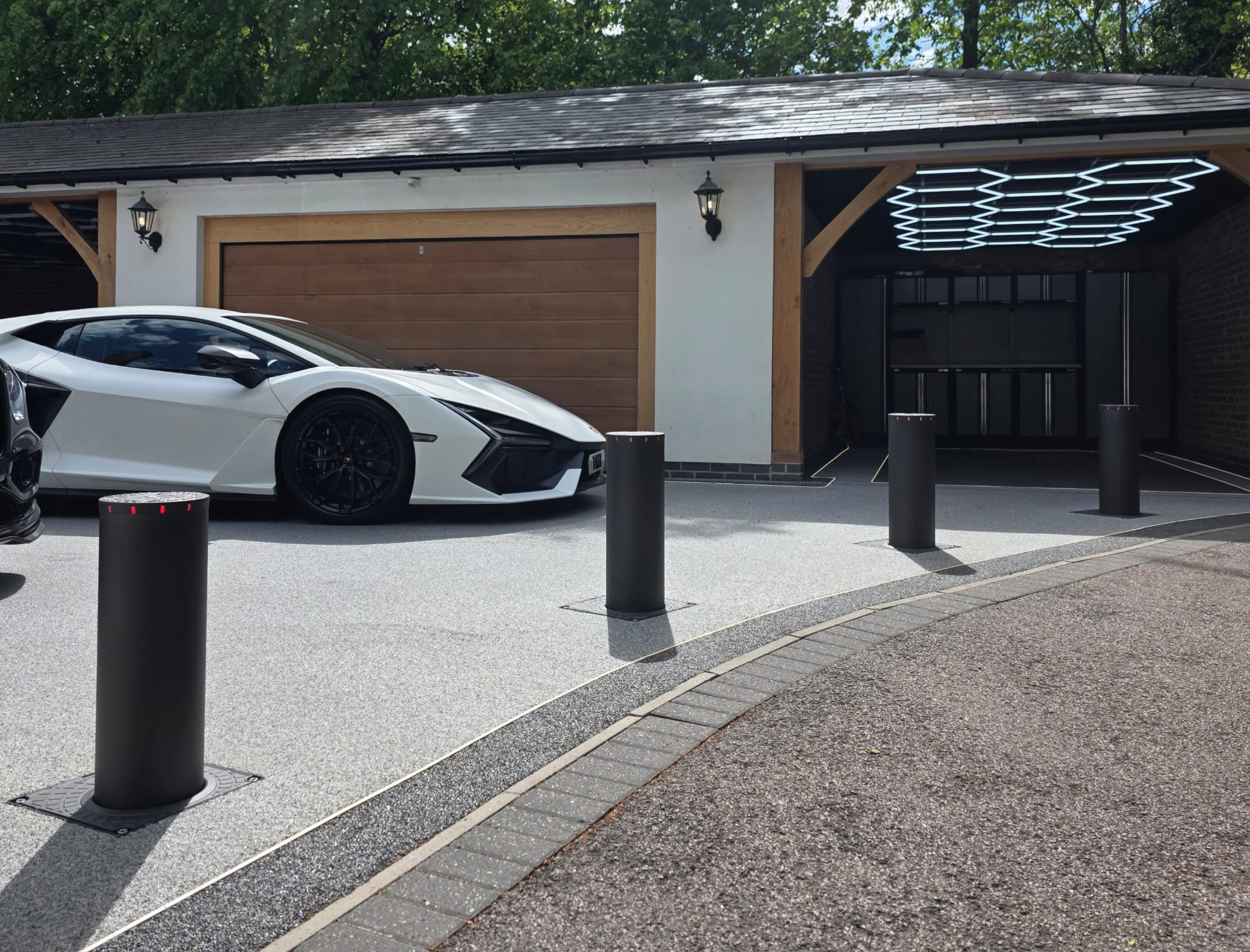Super car protetta da bollards